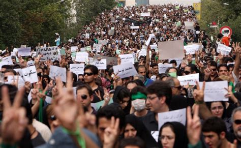 Die 2009er Proteste im Iran: Eine Bewegung für soziale Gerechtigkeit und politische Freiheit nach den umstrittenen Präsidentschaftswahlen